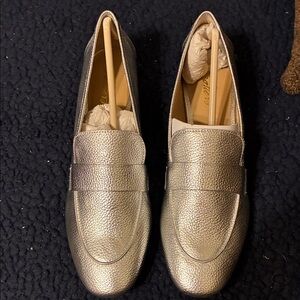 NWT Trotters Silver Metallic Loafers for Women  10 Narrow
